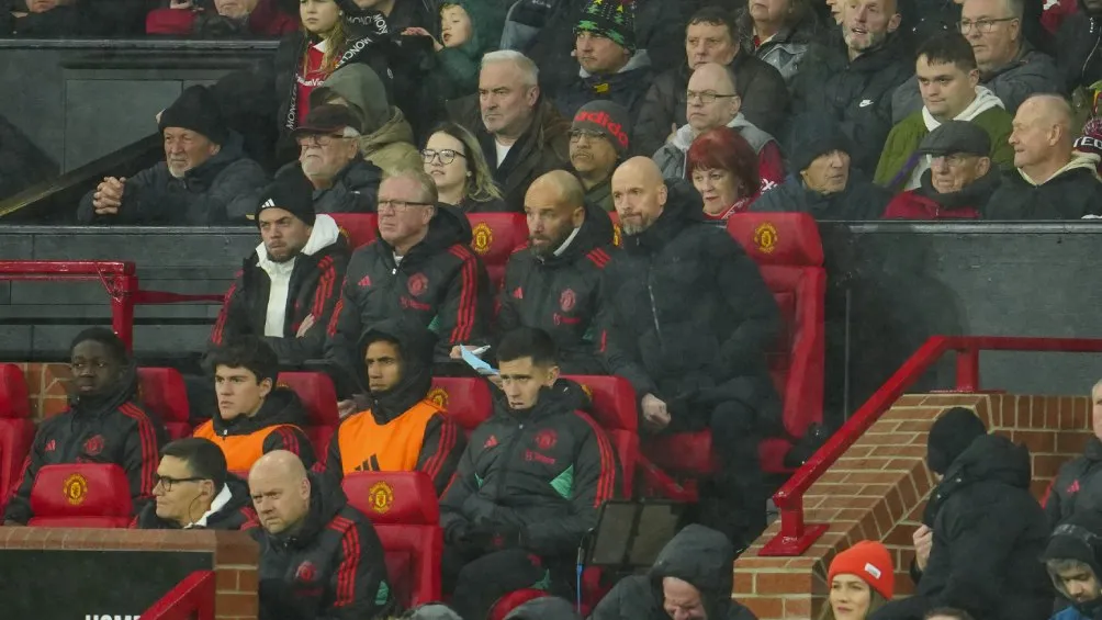 AP Ten Hag, sin respuestas en el banquillo