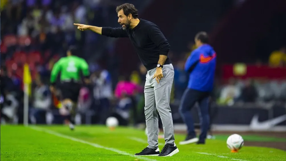 Leal durante el encuentro en el Estadio Azteca