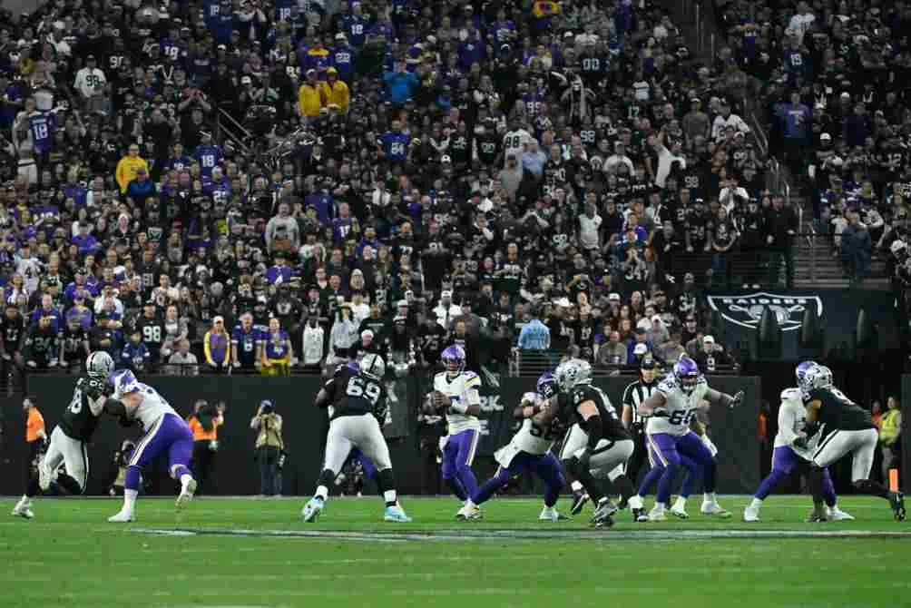 Joshua Dobbs preparado para un lanzamiento