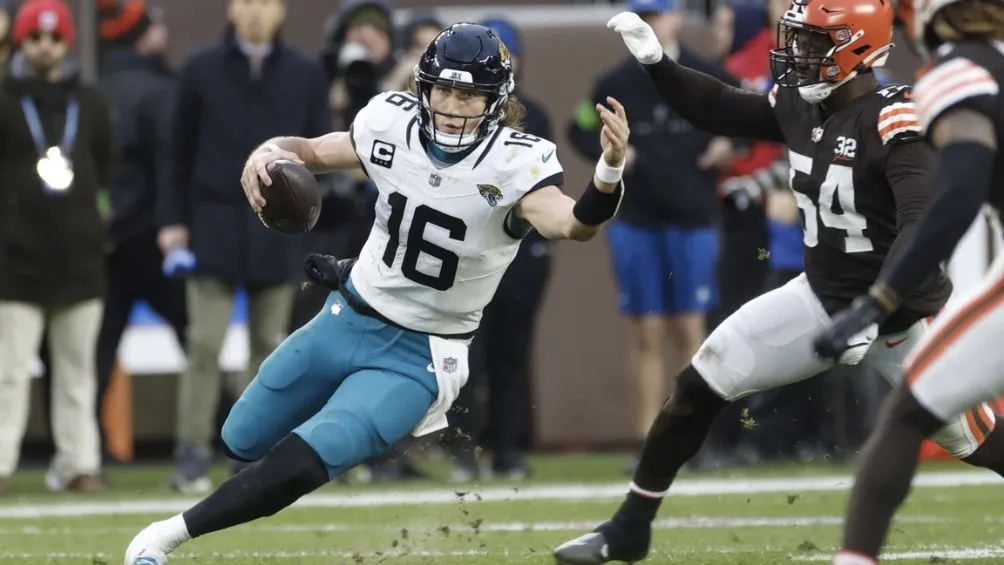 Lawrence escapando a la defensiva de Browns