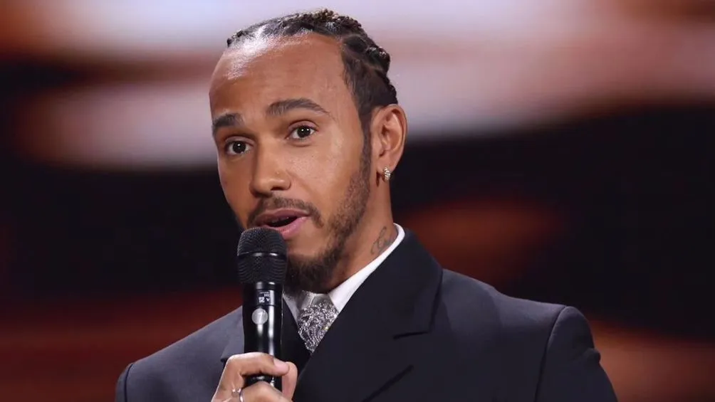 Lewis Hamilton recibiendo el premio de la FIA