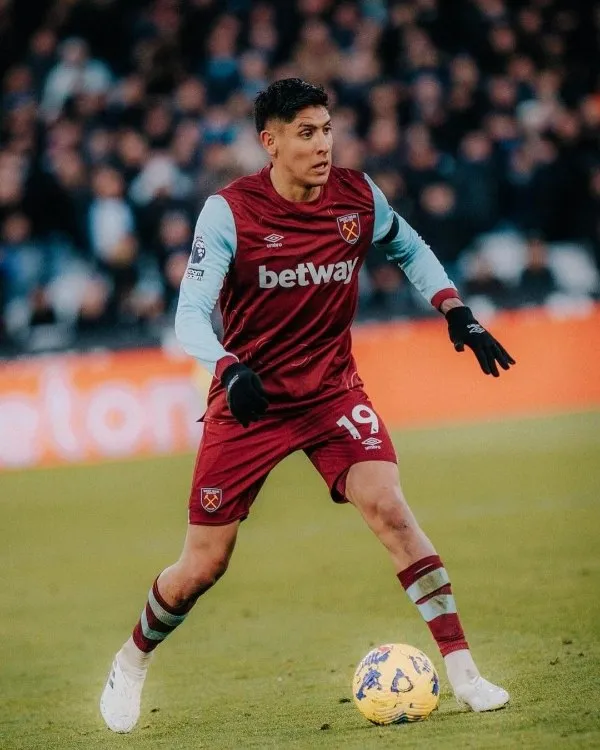 Edson Álvarez controlando el balón