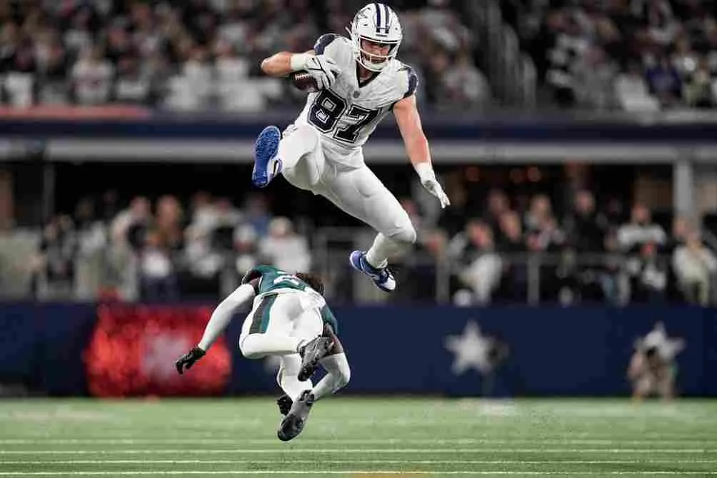 Jake Ferguson brinca a Kelee Ringo