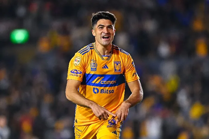 Nico Ibañez celebra una anotación