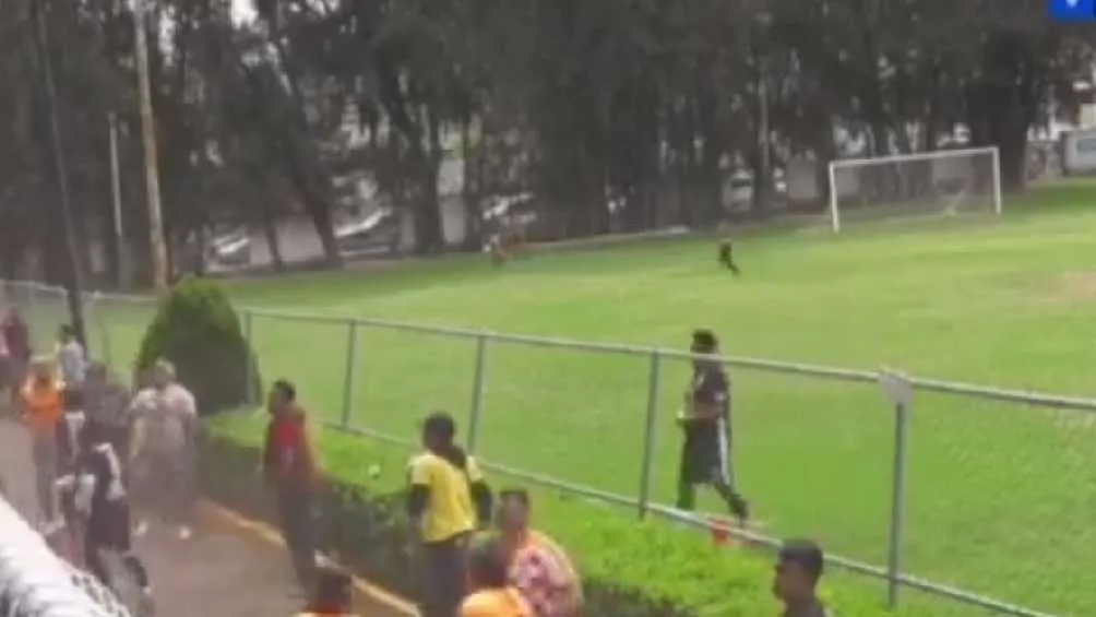 Tanto jugadores como aficionados trataron de resguardarse.