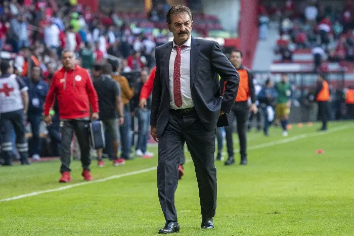 Ricardo La Volpe dirigiendo al Toluca