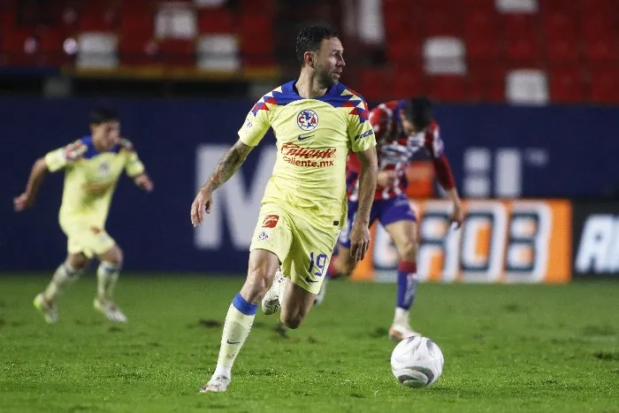 Layún conduce la pelota