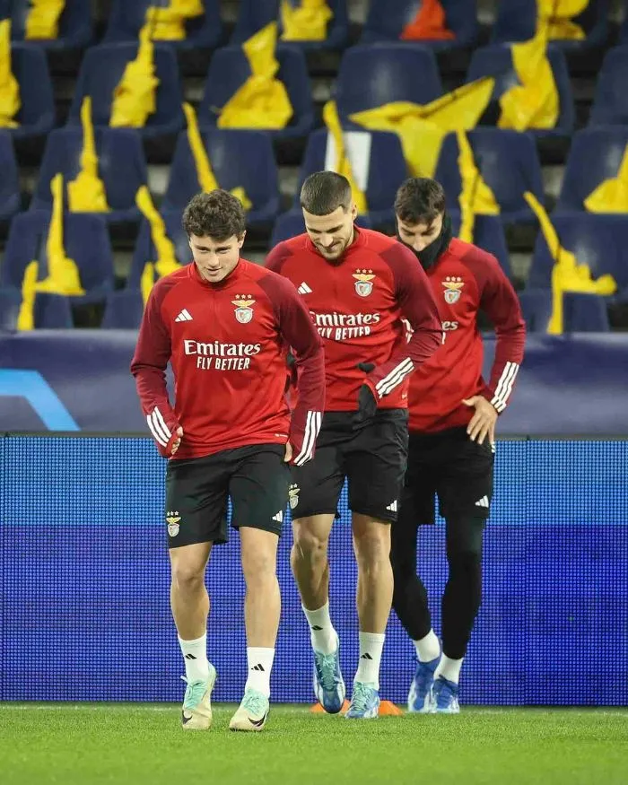 Benfica calentando previo al duelo de Champions League