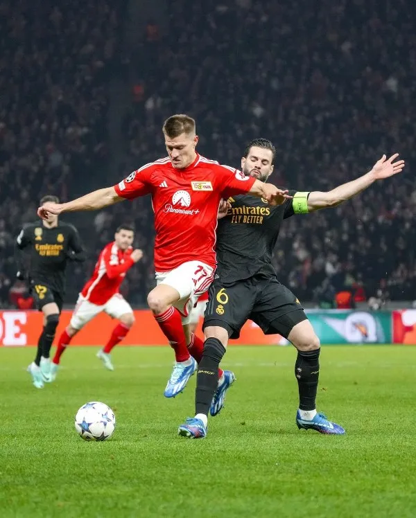 Union Berlin disputando el balón