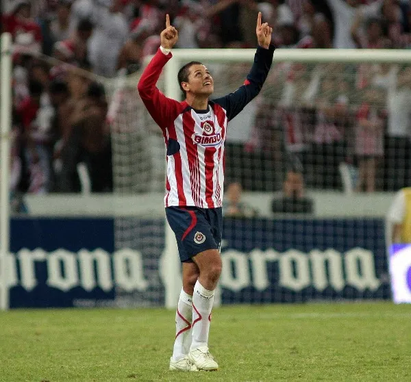 MEXSPORT 'Chicharito' Hernández celebrando su gol con Chivas