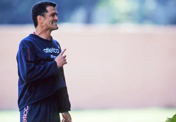 Carlos Hermosillo entrenando con Chivas