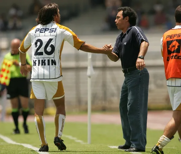 Hugo Sánchez dirigiendo a Pumas