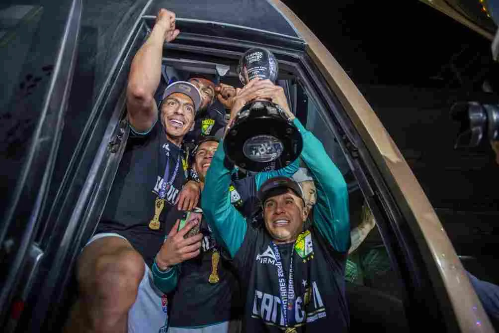 Mena celebra el título del Guardianes 2020