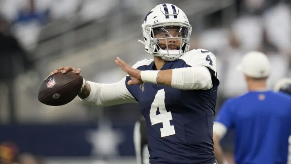 Prescott lanzando en un juego con Dallas