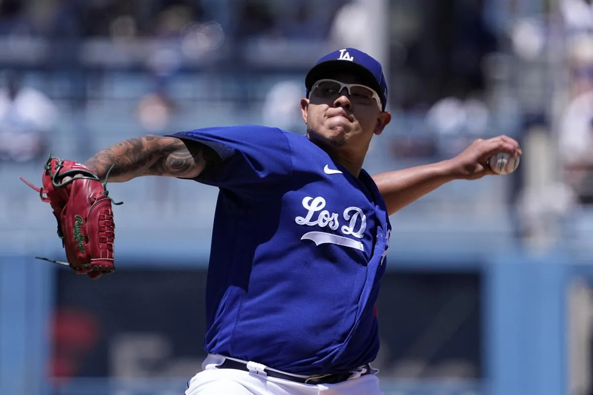 Julio Urías en un juego de los Dodgers