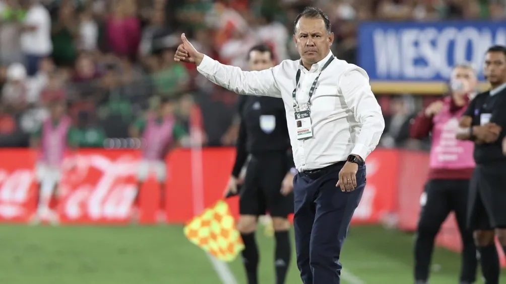 Reynoso da indicaciones en un partido de las Eliminatorias