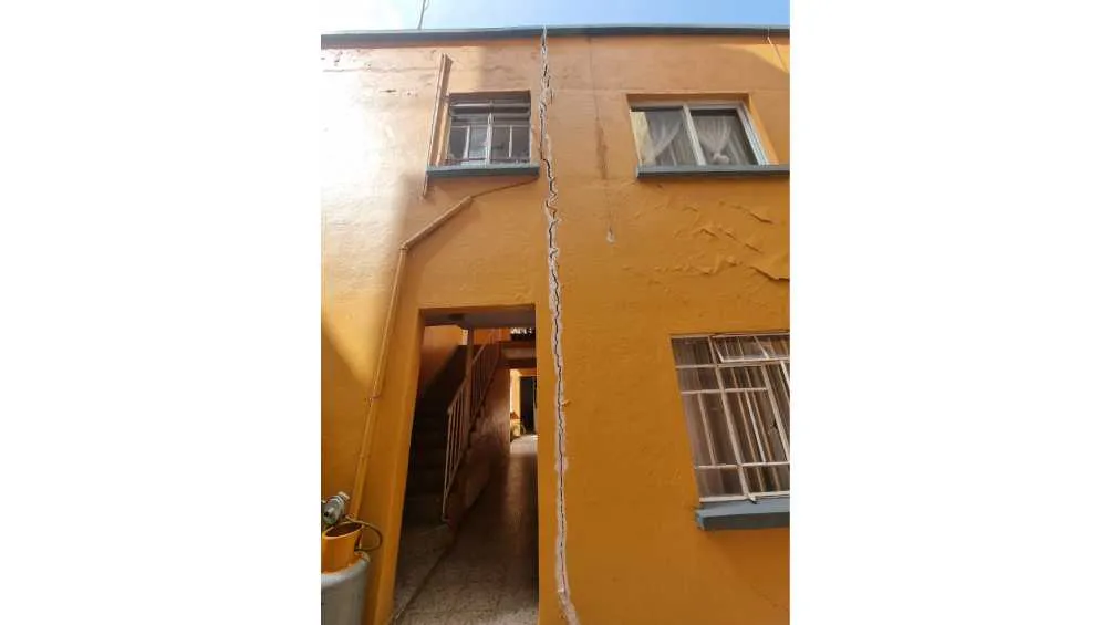 Las principales afectaciones son cuarteaduras en edificios y departamentos.