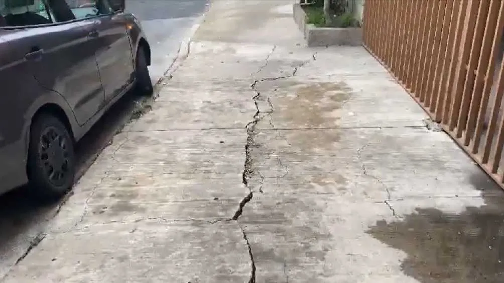 En banquetas de Mixcoac también se presentaron grietas.