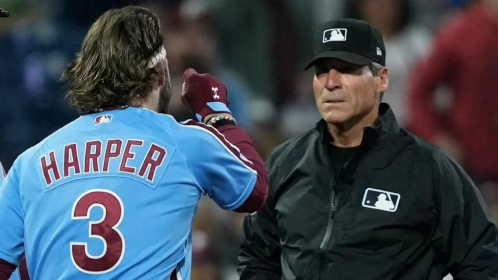 AP Bryce Harper con el tres de los Phillies