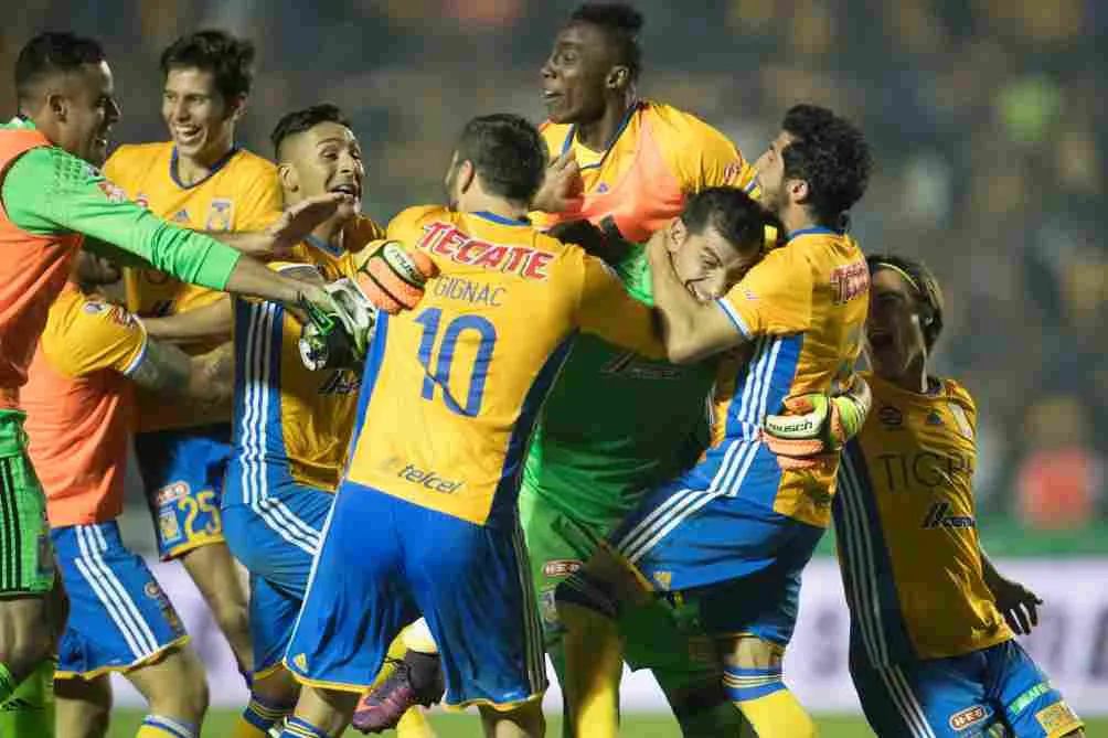 MEXSPORT Los jugadores de Tigres celebran el título con Nahuel