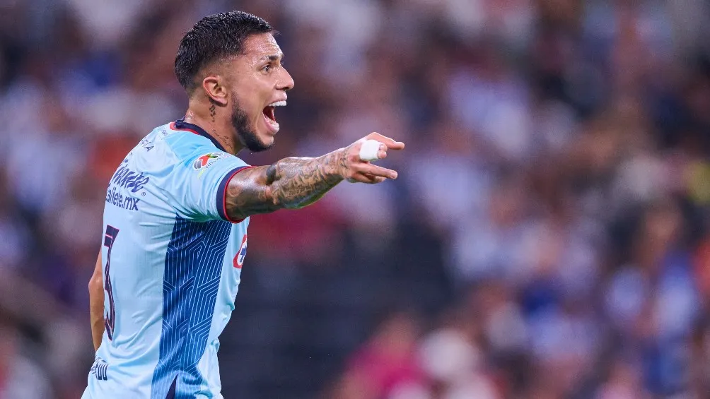 Carlos Salcedo en partido con Cruz Azul