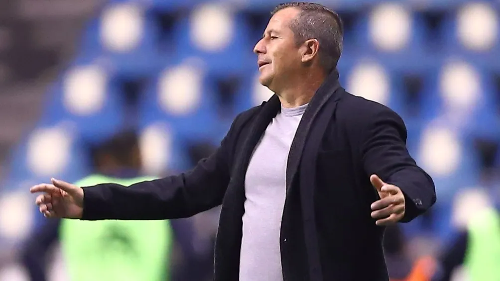 MEXSPORT Ricardo Carbajal dirigiendo al Puebla