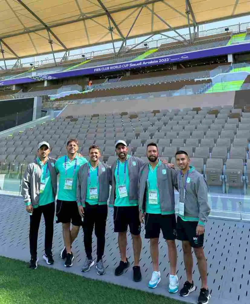 TWITTER: @clubleonfc Larcamón y el cuerpo técnico esmeralda en Arabia Saudita