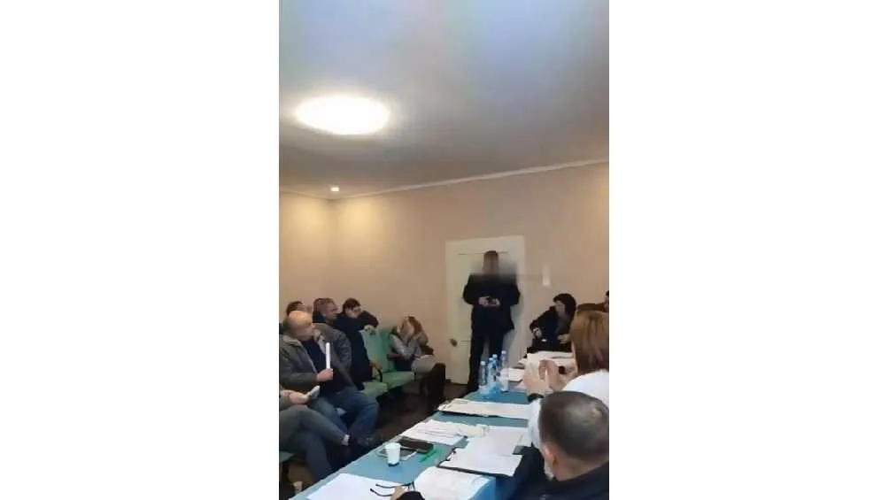 Después sacó las granadas y las lanzó al piso.