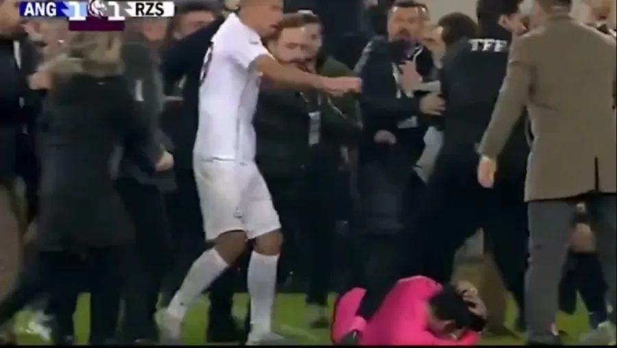 CAPTURA DE PANTALLA: VIDEO Árbitro fue golpeado por directivo en Turquía