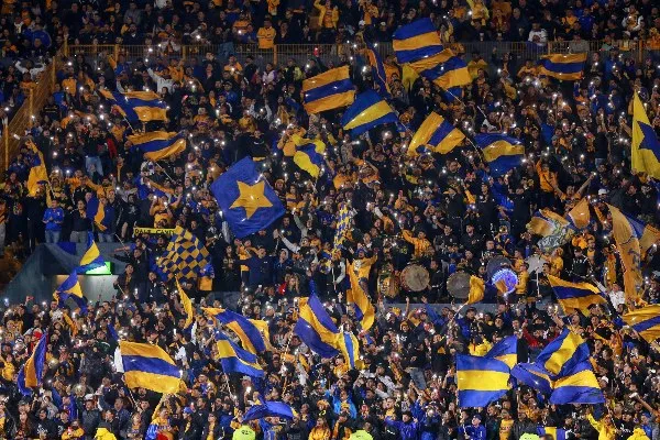 La Monumental 16 alentando a los Tigres