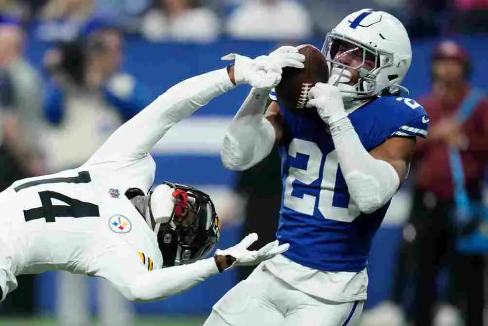 AP Nick Cross interceptó el pase a George Pickens