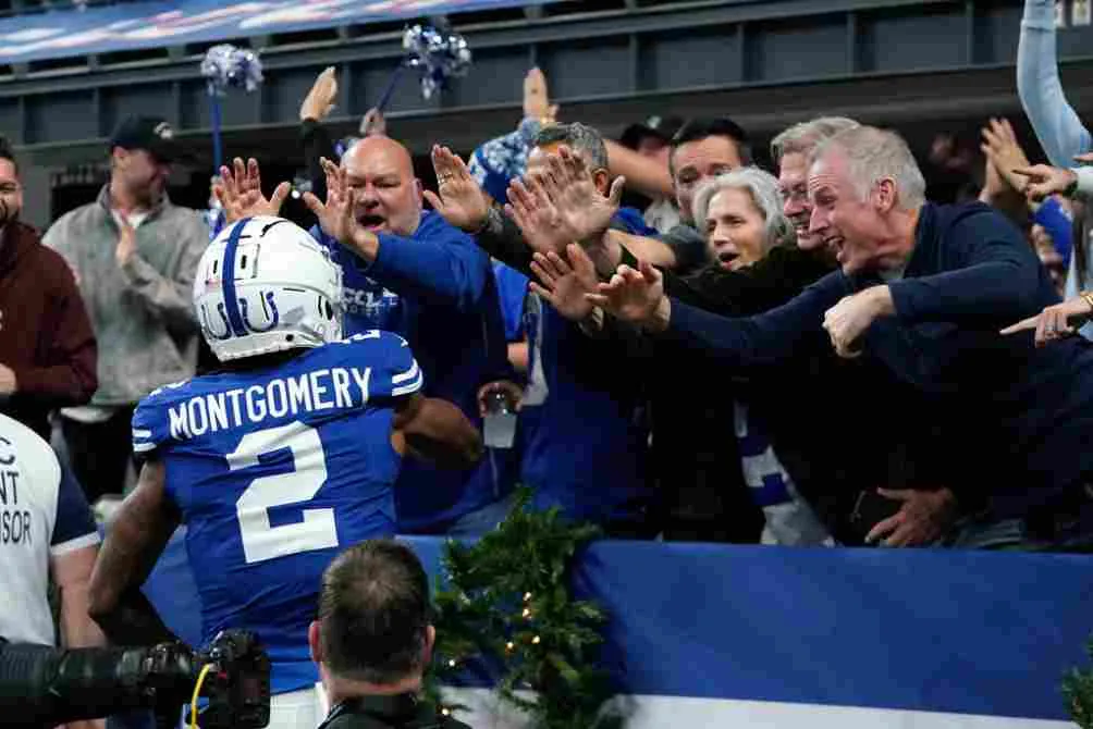 AP D.J. Montgomery celebra con la afición