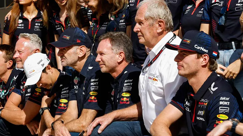 Christian Horner, al centro, y todo el equipo de Red Bull