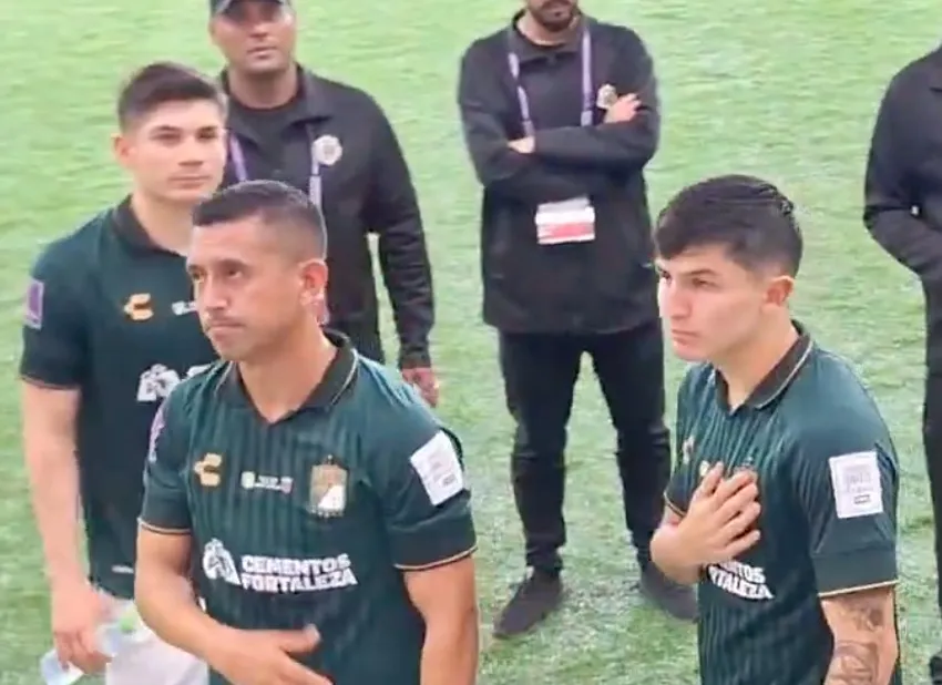 Jugadores de León pidiendo disculpas a la afición que viajó al Mundialito