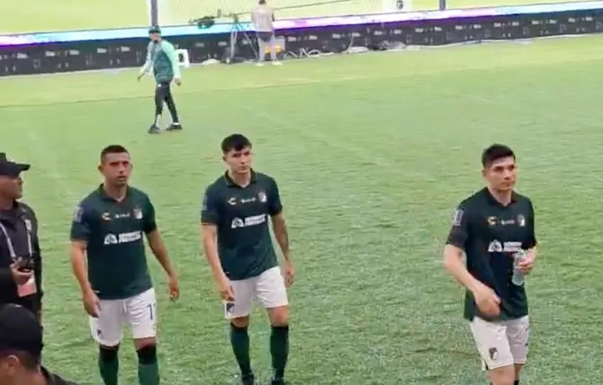 Jugadores de León pidiendo disculpas a la afición que viajó al Mundialito