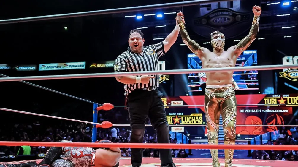 Máscara Dorada celebra el triunfo ante Rocky Romero