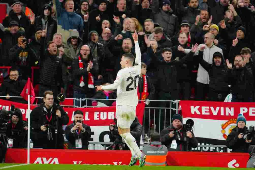 Dalot en reclamo durante el juego ante Liverpool