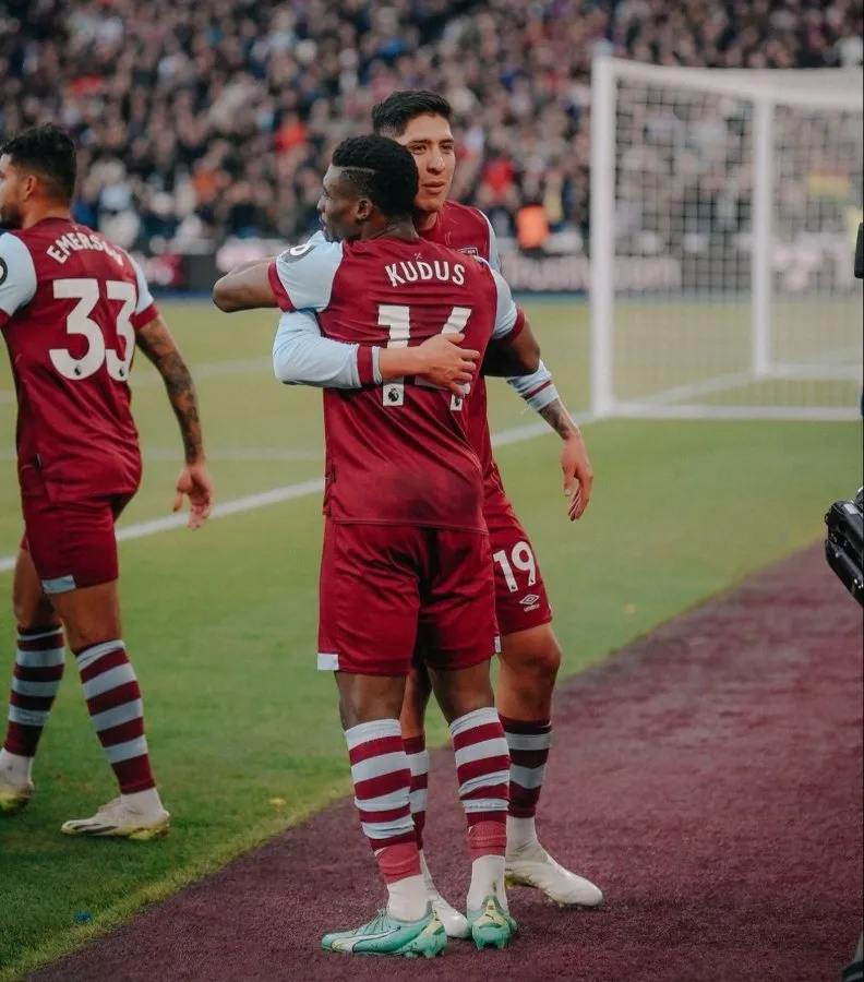 Edson Álvarez con Mohammed Kudus