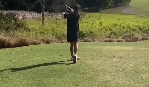 Instagram: @golfjunkie1 Mientras las serpientes peleaban, el juego continuó con normalidad