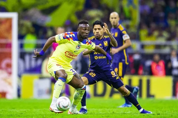 América disputando el balón contra Tigres