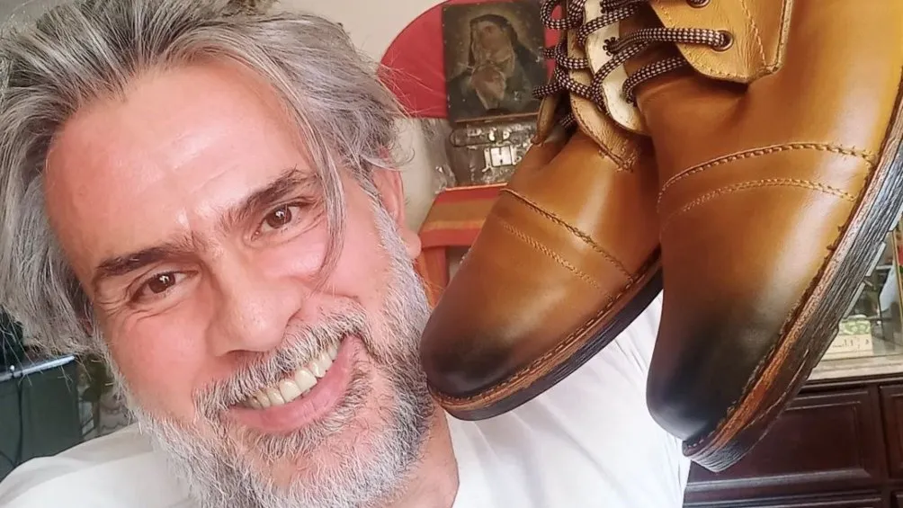 Instagram: @carlosamadoroficial Carlos Amador mostrando su marca de zapatos