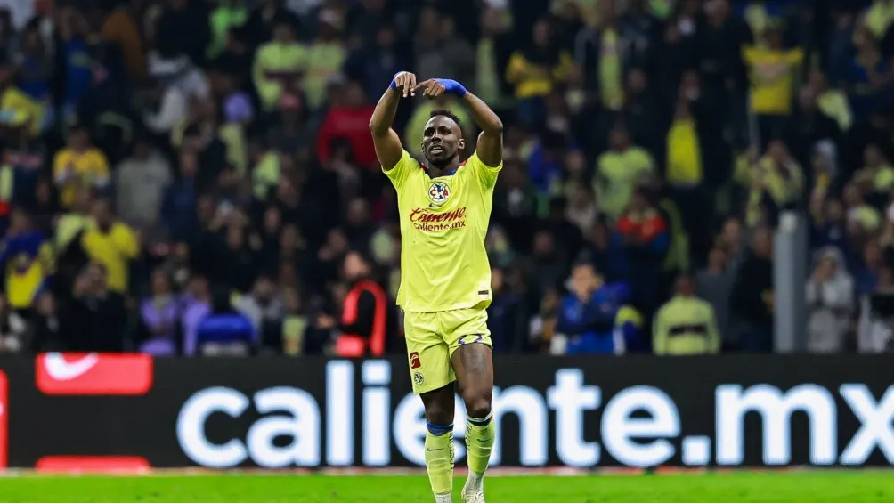 Quiñones en celebración de gol