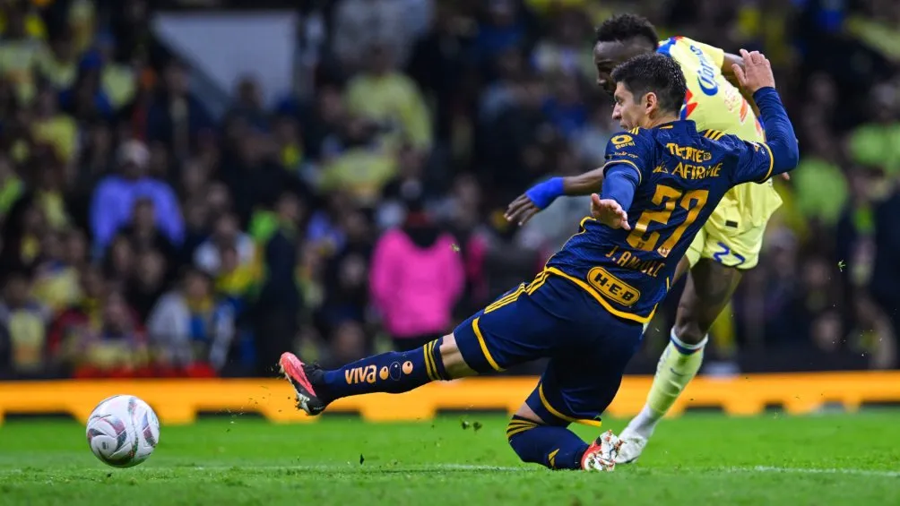 Disparo de Quiñones que terminñó en gol.