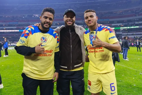 Jonathan Dos Santos junto con sus hermanos