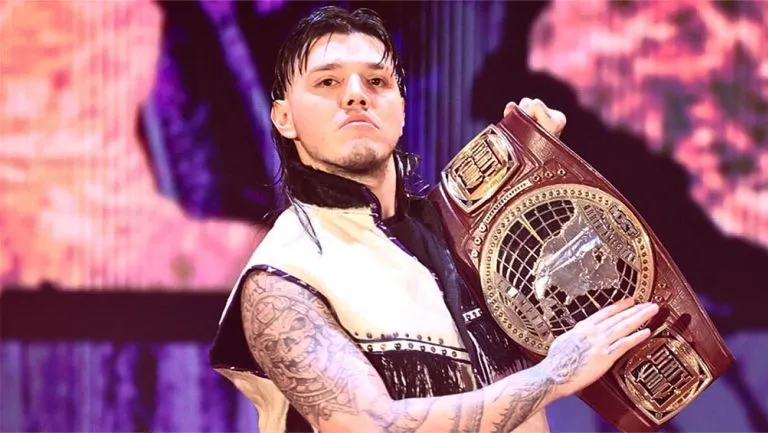 Dominyk Mysterio con el Campeonato Norteamericano de NXT