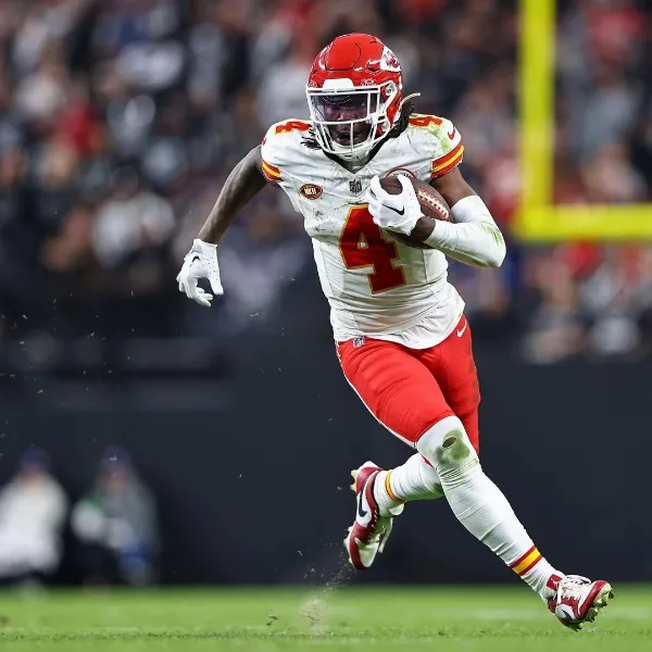 INSTAGRAM @doub11e_r Rashee Rice cuenta con siete anotaciones y 754 yardas