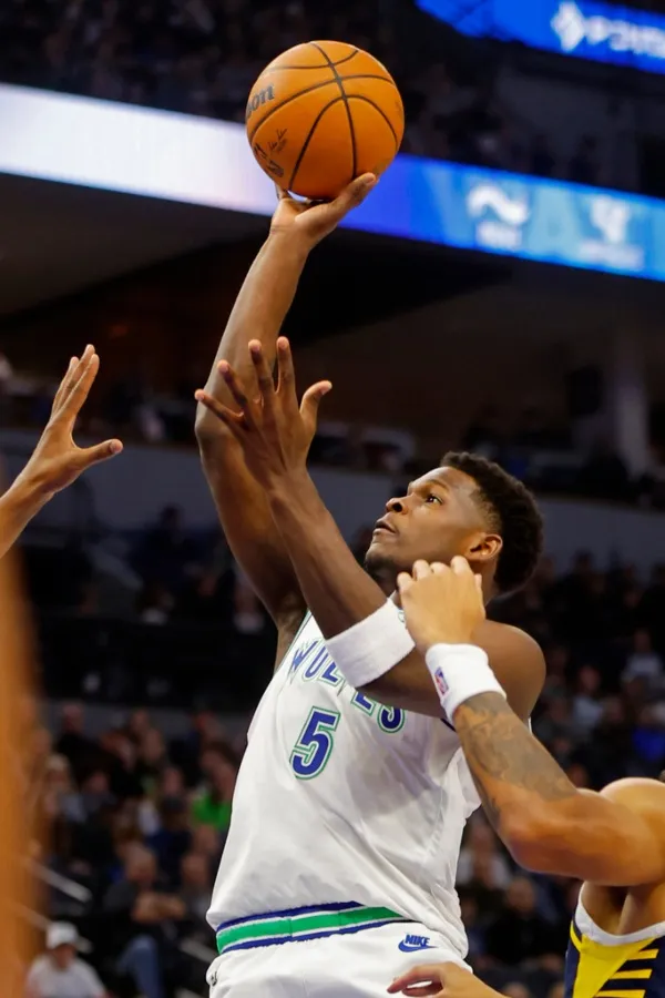 Anthony Edwards promedia 24.2 puntos, 5.3 rebotes y 5.1 asistencias