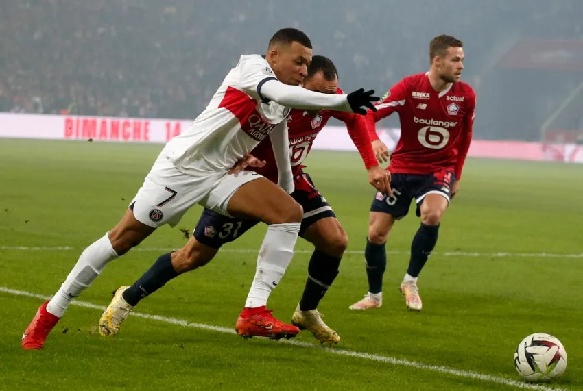 Disputando el balón