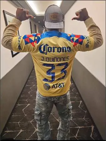 Arozarena mostrando su apoyo a Quiñones