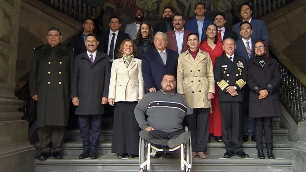 Arozarena y los deportistas premiados en Palacio Nacional